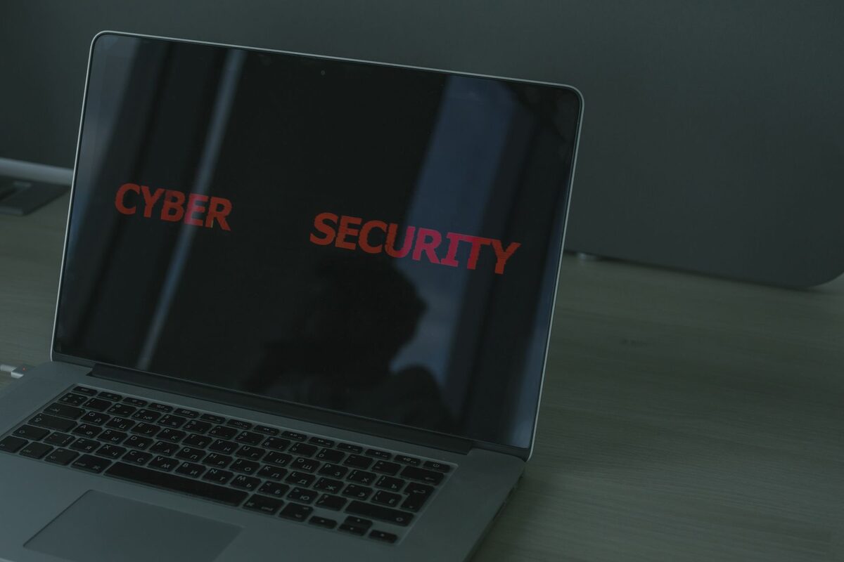 Ekran laptopa z napisem Cyber Security