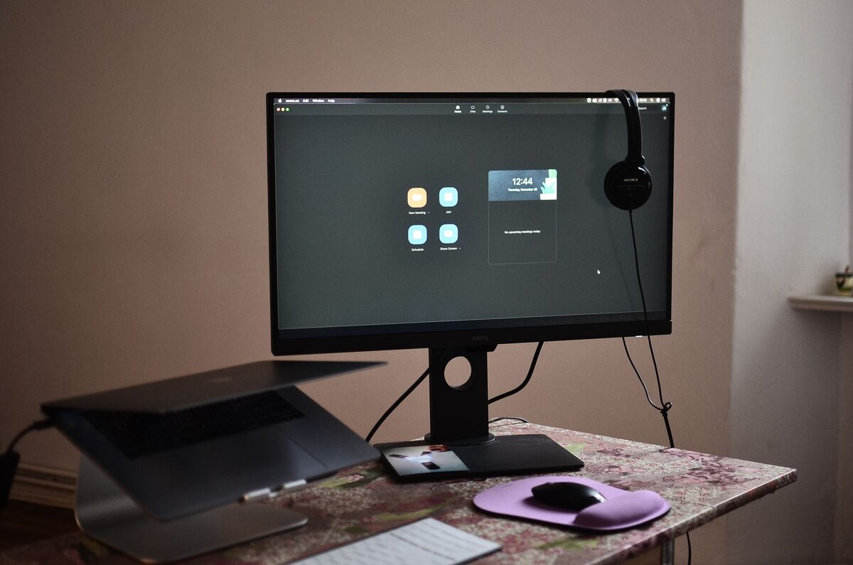 Monitor komputerowy na biurku z interfejsem programu